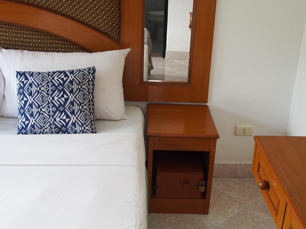 Waree'S Guesthouse Kata Beach  Buitenkant foto